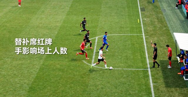 足球红牌后球队人数会减少吗